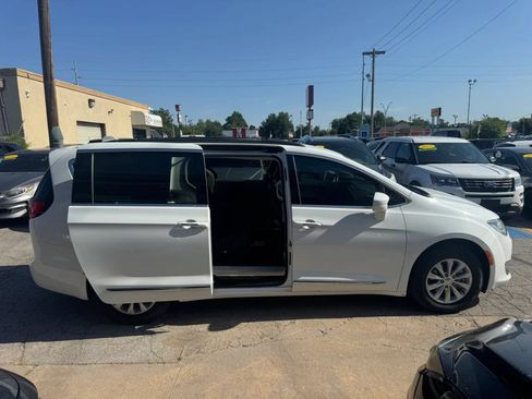 Used 2017 Chrysler Pacifica Touring-L FWD image 14