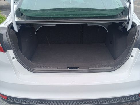 Used 2018 Ford Focus SE w/ SE Appearance Package FWD image 18