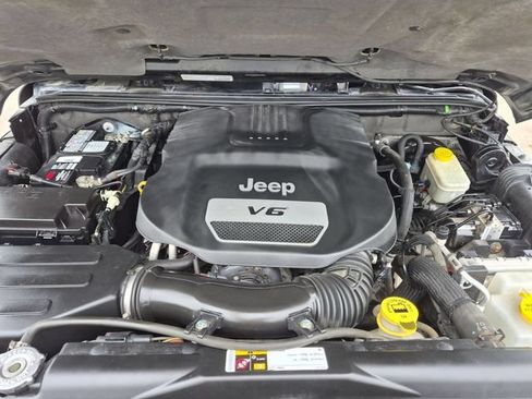 Used 2014 Jeep Wrangler Unlimited Sahara AWD/4WD image 30