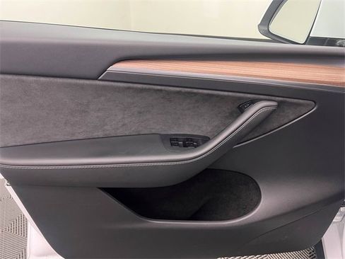 Used 2025 Tesla Model Y Long Range image 9