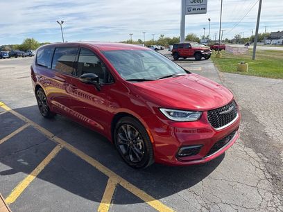 New 2026 Chrysler Pacifica Select