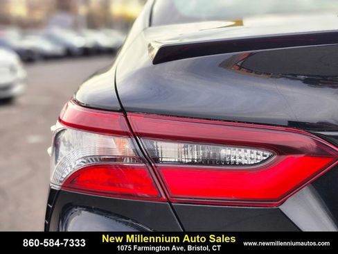 Used 2021 Toyota Camry SE image 9