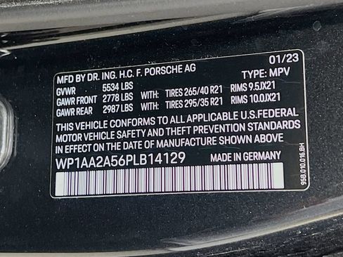 Certified 2023 Porsche Macan AWD/4WD image 33