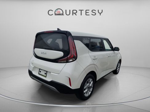 Certified 2025 Kia Soul LX image 3