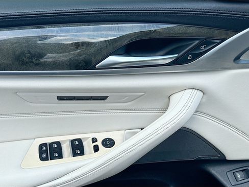 Used 2023 BMW M550i xDrive w/ Dynamic Handling Package AWD/4WD image 18