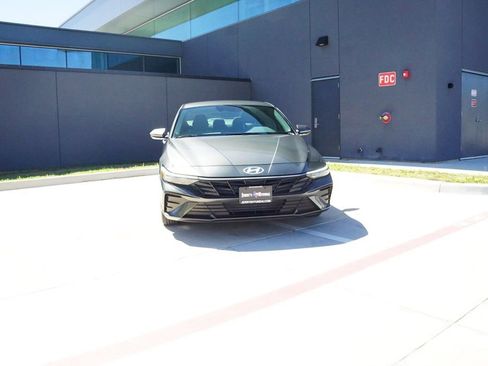 New 2026 Hyundai Elantra SE image 2