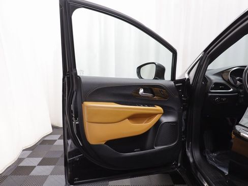 Used 2021 Chrysler Pacifica Pinnacle image 4