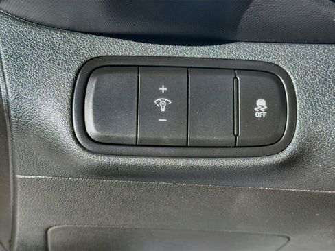 Used 2025 Hyundai Venue SEL FWD image 17