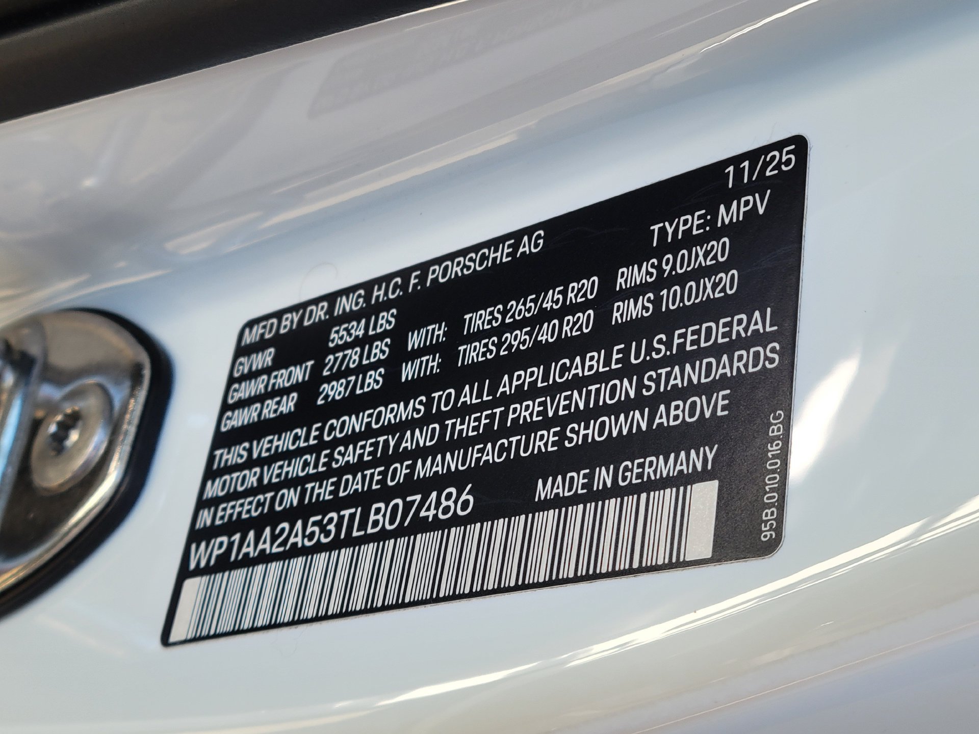 Used 2026 Porsche Macan AWD/4WD image 36
