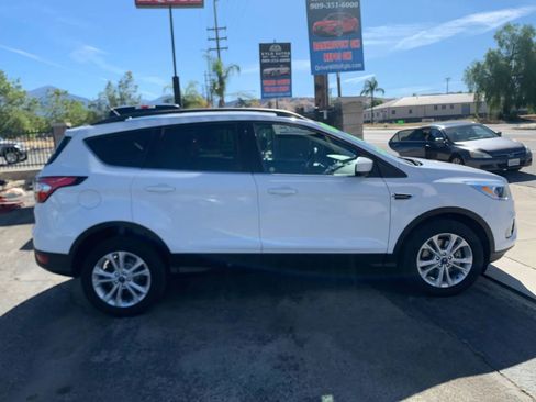 Used 2018 Ford Escape SE w/ Ford Safe & Smart Package image 4