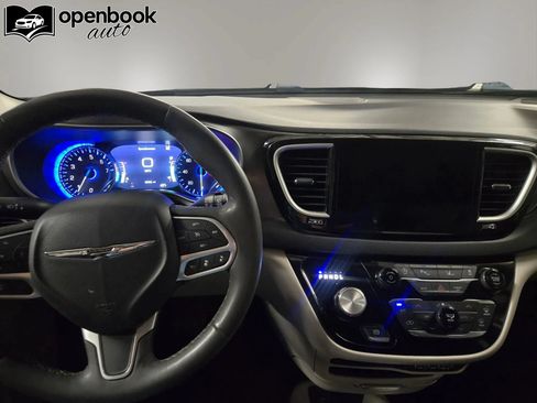 Used 2023 Chrysler Pacifica Touring-L FWD image 13