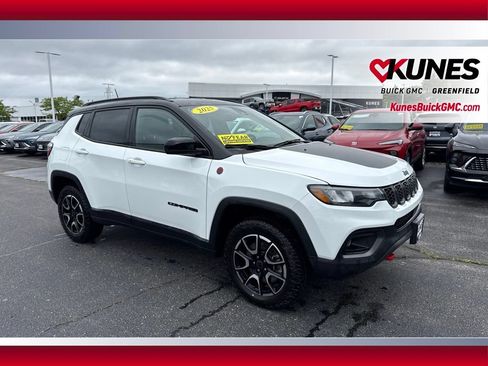 Used 2025 Jeep Compass Trailhawk AWD/4WD image 10