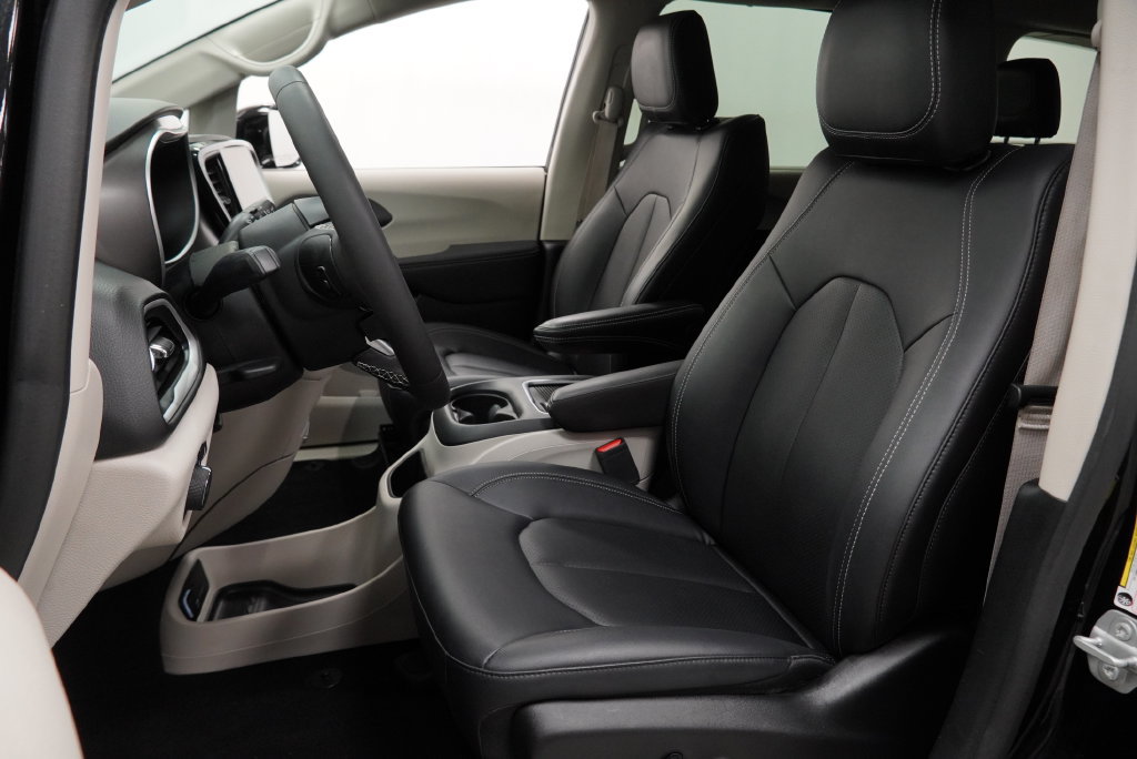 Certified 2024 Chrysler Pacifica Touring-L FWD image 4