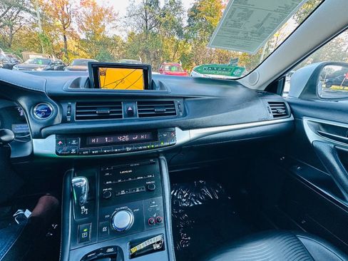 Used 2011 Lexus CT 200h Premium image 30