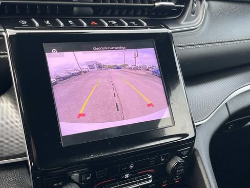 Used 2025 Jeep Grand Cherokee Laredo w/ Luxury Tech Group I RWD image 33
