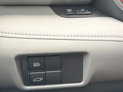 Used 2021 Toyota Highlander LE AWD/4WD image 15