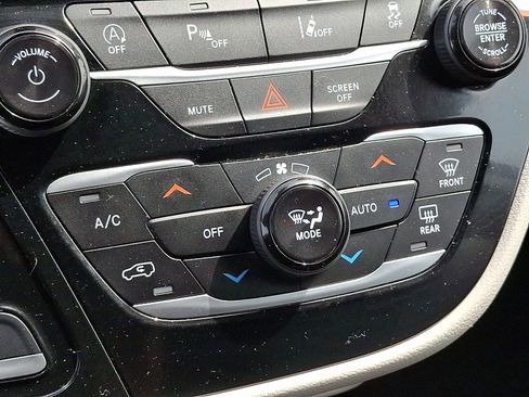 Used 2024 Chrysler Pacifica Touring-L FWD image 15