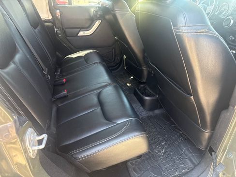 Used 2015 Jeep Wrangler Unlimited Rubicon w/ Connectivity Group AWD/4WD image 14