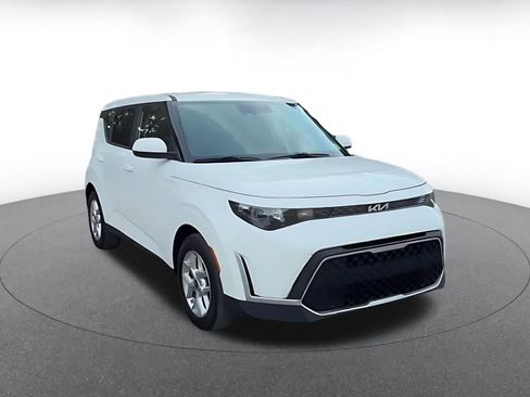 Used 2025 Kia Soul LX w/ LX Technology Package FWD image 3