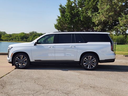 Used 2026 Cadillac Escalade ESV Sport w/ Touring Package AWD/4WD image 4