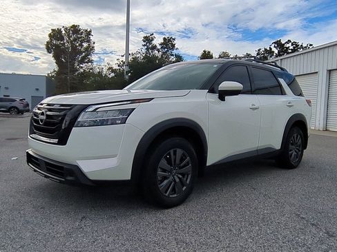 Certified 2022 Nissan Pathfinder SV image 2