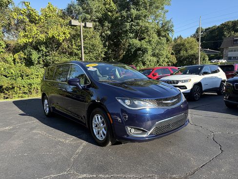 Used 2020 Chrysler Pacifica Touring FWD image 25