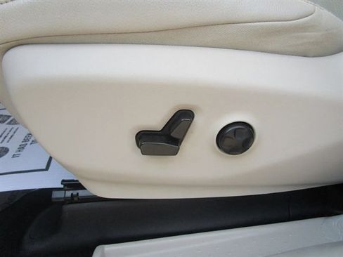 Used 2021 Chrysler Pacifica Touring-L image 27