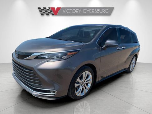 Used 2024 Toyota Sienna Platinum FWD image 8