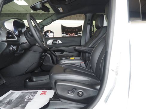 New 2027 Chrysler Pacifica Select AWD/4WD image 6