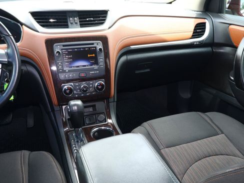Used 2017 Chevrolet Traverse LT w/ Traveler's Package FWD image 12