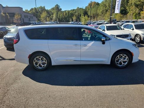 Used 2023 Chrysler Pacifica Limited image 4