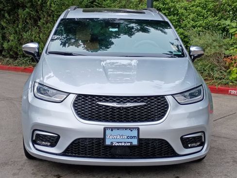 Used 2023 Chrysler Pacifica Pinnacle FWD image 13