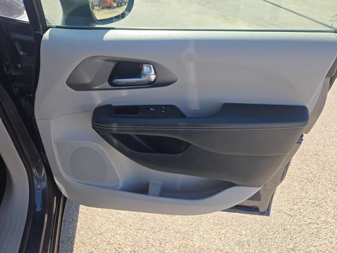 Used 2023 Chrysler Pacifica Touring-L FWD image 27