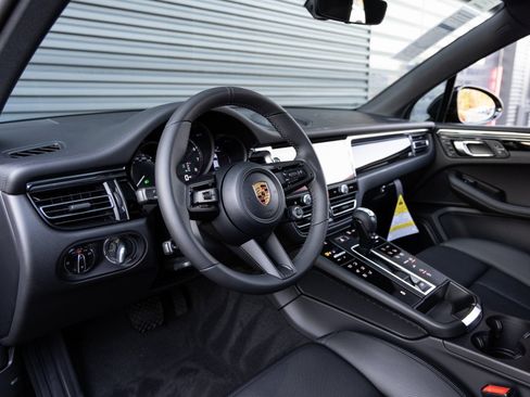 Certified 2026 Porsche Macan AWD/4WD image 4