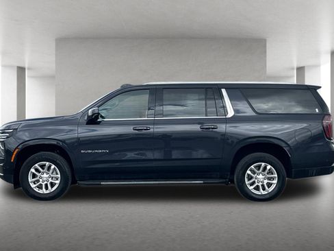 Used 2025 Chevrolet Suburban LT AWD/4WD image 7
