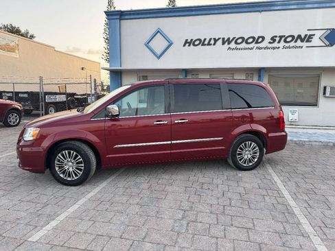 Used 2014 Chrysler Town & Country Touring-L w/ Driver Convenience Group FWD image 3