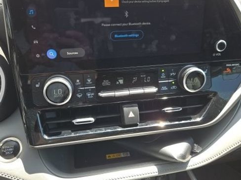 Used 2024 Toyota Highlander XLE FWD image 12