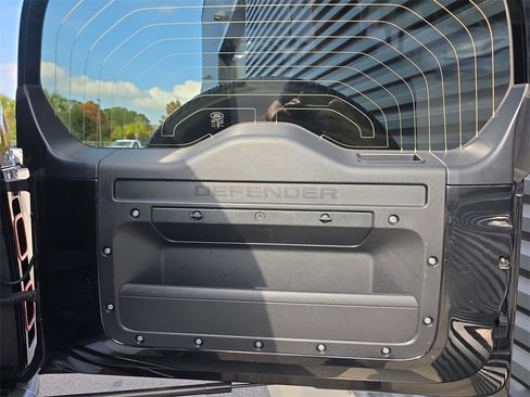 Used 2024 Land Rover Defender 90 S image 17