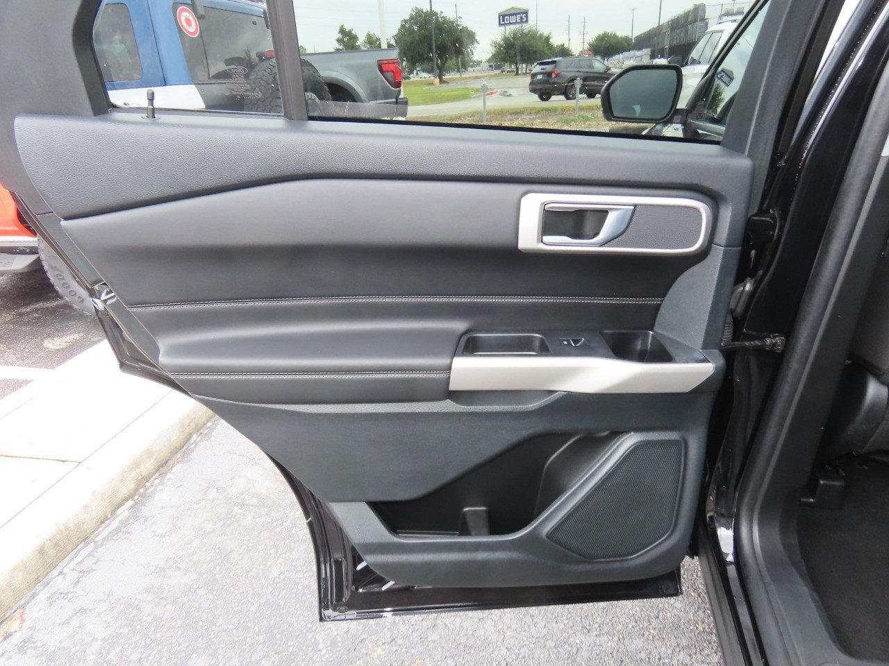 Certified 2024 Ford Explorer XLT RWD image 18