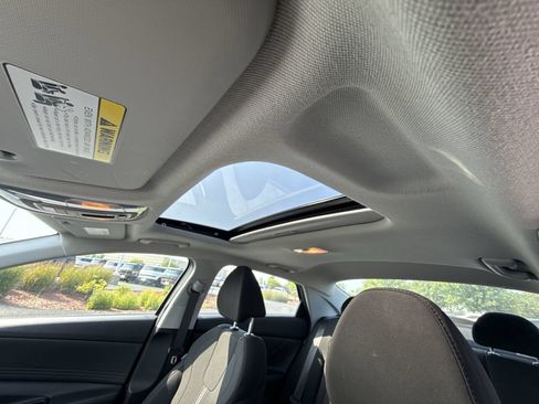 Certified 2025 Hyundai Elantra SEL FWD image 23