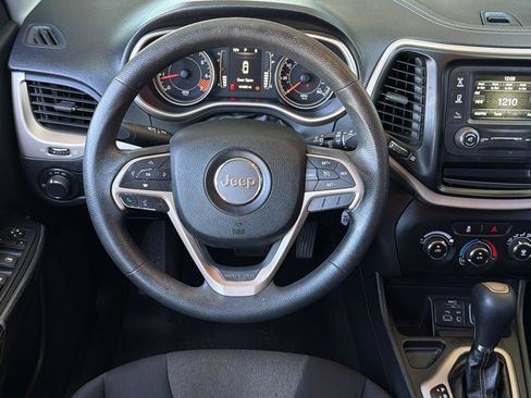 Used 2015 Jeep Cherokee Sport FWD image 16