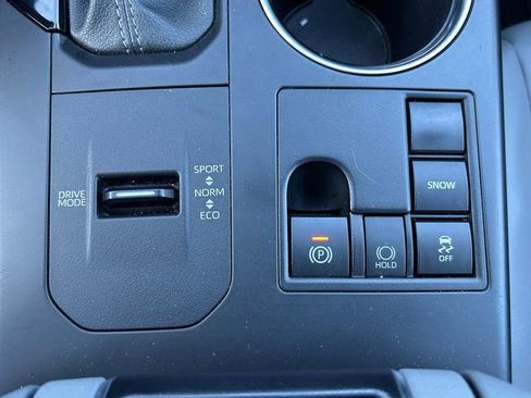 Used 2023 Toyota Highlander XLE image 28