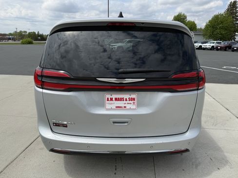 Used 2023 Chrysler Pacifica Touring-L FWD image 7