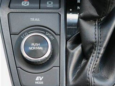 Used 2020 Toyota RAV4 XLE image 23