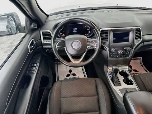 Used 2019 Jeep Grand Cherokee Laredo AWD/4WD image 21