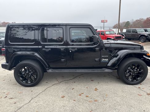 Used 2023 Jeep Wrangler Sahara image 8