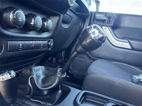 Used 2016 Jeep Wrangler Unlimited Sahara w/ Connectivity Group image 30