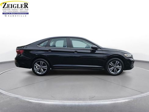 Used 2024 Volkswagen Jetta SE FWD image 4