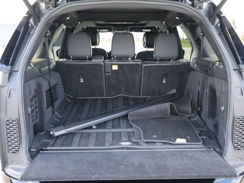 Used 2023 Land Rover Discovery Metropolitan Edition AWD/4WD image 17