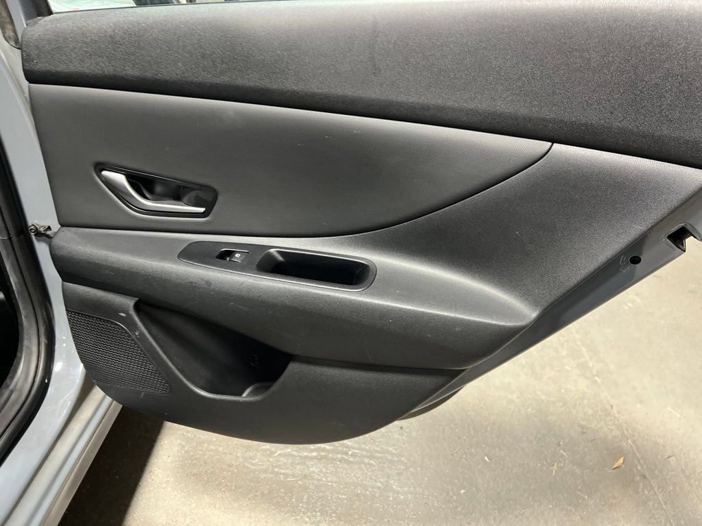 Used 2021 Hyundai Elantra Limited FWD image 13